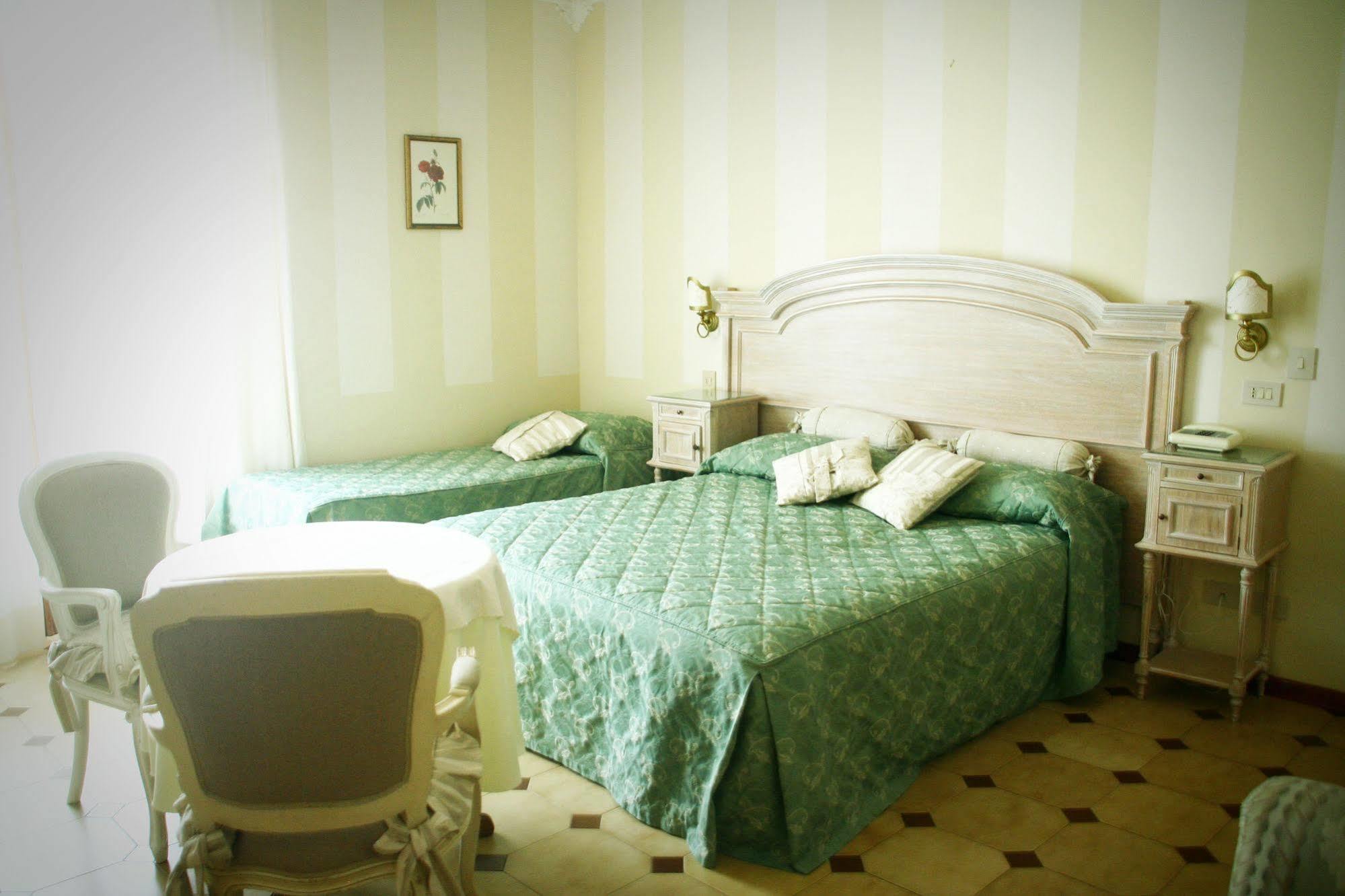 Hotel Villa Margherita Quercianella Exteriör bild